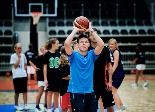 Marcus Berg och Mattias Bjärsmyr spelar basket