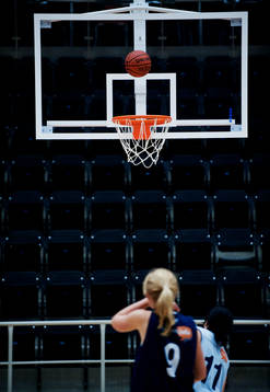 Basket. Flicka, flickor, basketkorg, genre