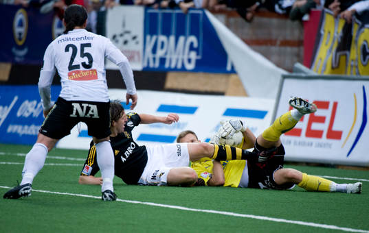 Nils-Eric Johansson, AIK glider med dobbarna mot målvakt