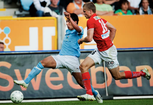Jiloan Hamad, Malmö FF, utmanas av Petter Lennartsson,