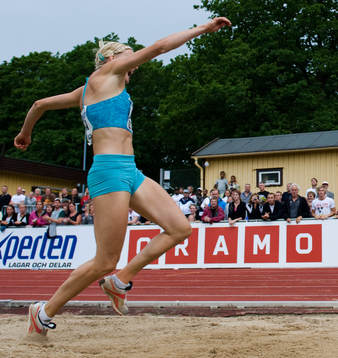 Carolina Klüft skadar sig i andra hoppet. Skada