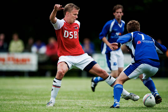 Pontus Wernbloom, Az Alkmaar, försöker att ta bollen av