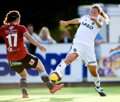 Erla Arnardottir försöker stoppa ett AIK-skott