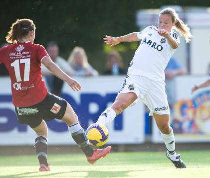 Erla Arnardottir försöker stoppa ett AIK-skott