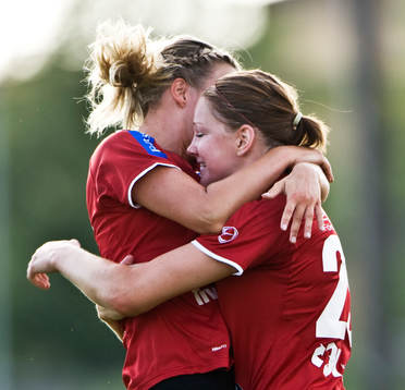 Sofie Andersson och Mia Carlsson, jubel, glädje, kram