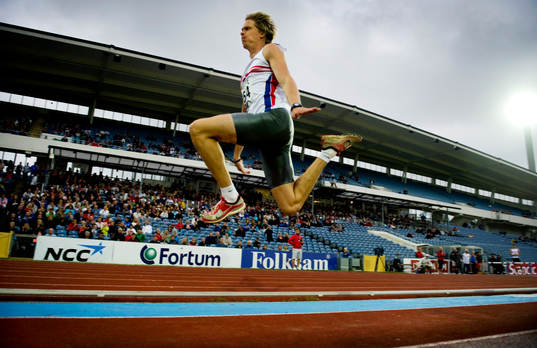 Christian Olsson hoppar tresteg innan han avbröt pga regnet