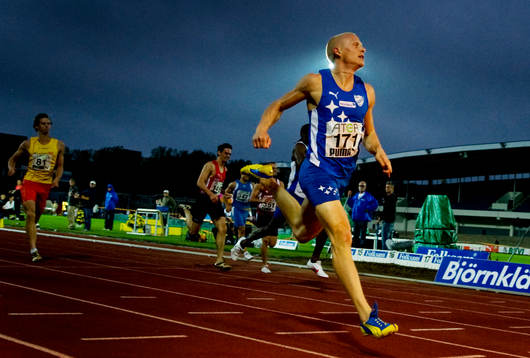Johan Wissman springer i mål på 200m
