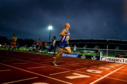 Johan Wissman springer i mål på 200m