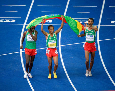 Kenenisa Bekel, Etiopien (i mitten) vann guld på 10.000m