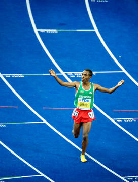 Kenenisa Bekel, Etiopien (i mitten) vann guld på 10.000m
