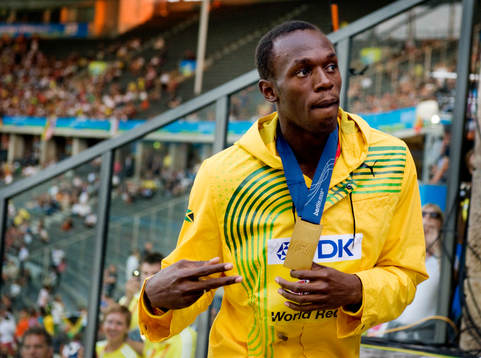 Usain Bolt med sin guldmedalj, guld