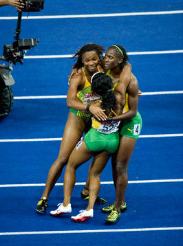 Kerron Stewart och Aleen Bailey, Jamaica kramar om vinnaren