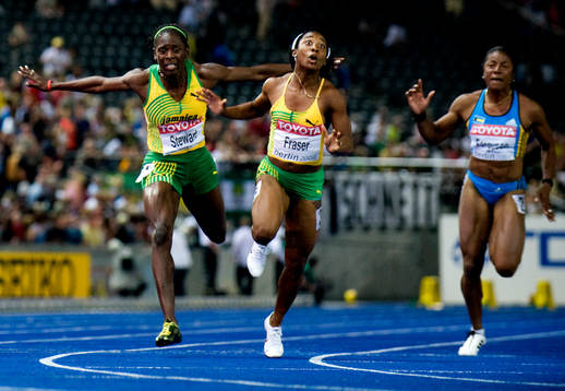 Shelly-Ann Fraser, Jamaica, ( i mitten) tog guld. Kerron