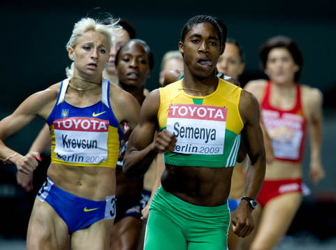 Caster Semenya, Sydafrika i ledning framför Yulia Krevsun,