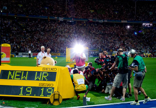 Usain Bolt slog världsrekord och fotograferas framför
