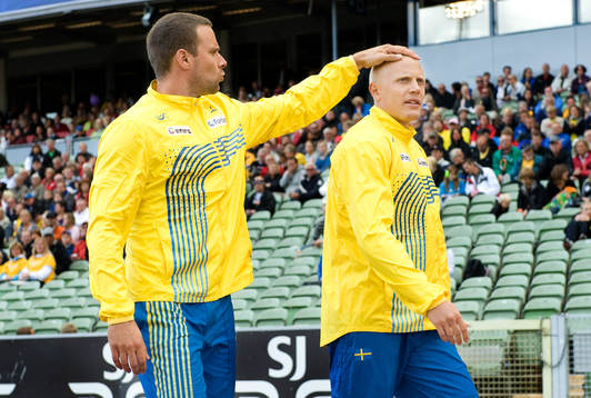 Robert Kronberg, Sverige, klappar Johan Wissman på huvudet