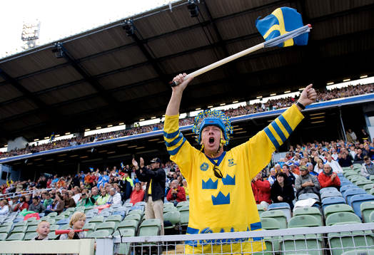 Svenska supportrar jublar, supporter, fan, flagga