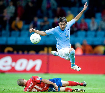 Ricardinho flyger över Christoffer Andersson