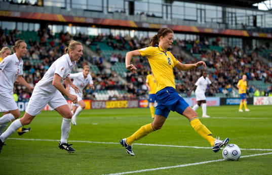 Lotta Schelin, Sverige jagas av Lindsay Johnson, England