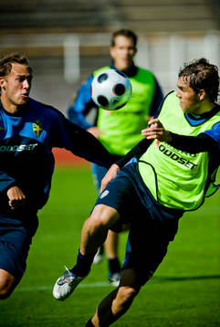 Andreas Granqvist jagar Johan Elmander