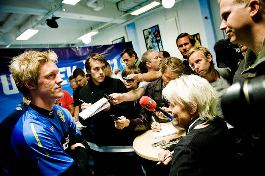 Rasmus Elm med media runt sig