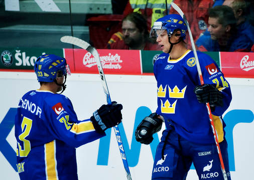 Linus Omark gratulerar Johan Harju, Sverige, till 1-1-målet