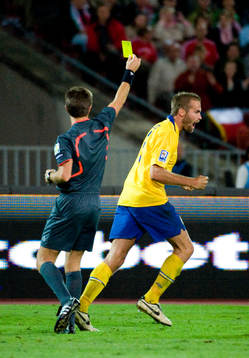Olof Mellberg, Sverige. Gult kort, varning, domare
