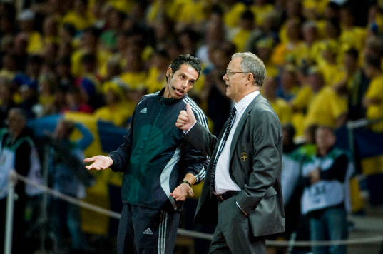 Lars Lagerbäck, förbundskapten Sverige, får en