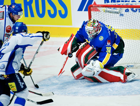 Johan Holmqvist, målvakt, Sverige, räddar ett skott