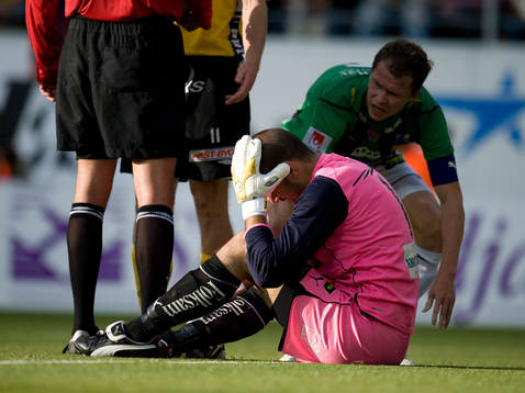 Dime Jankulovski, målvakt, GAIS, blir liggande i slutet av