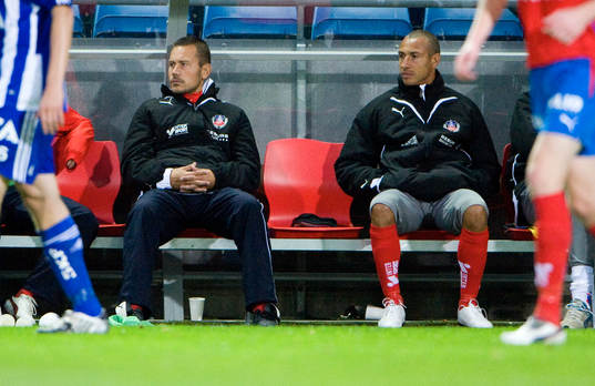 Marcus Lantz och Henrik Larsson på bänken