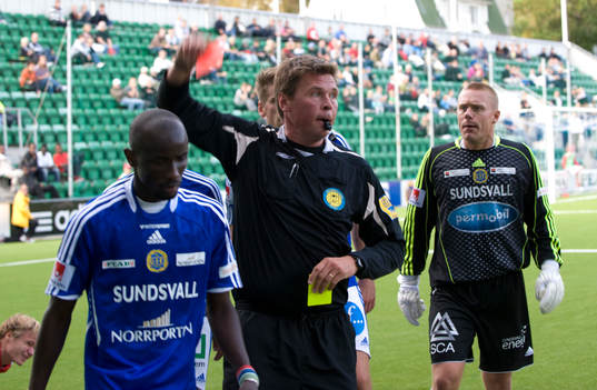 Aziz Corr Nyang, Sundsvall får två gula kort av domare