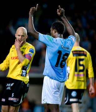 Edward Ofere. Jubel. Martin Andersson och Teddy Lucic,