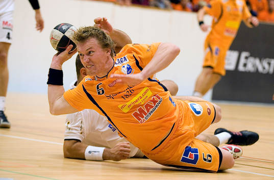 Erik Dooka Haug får iväg bollen mot Malmö-målet i