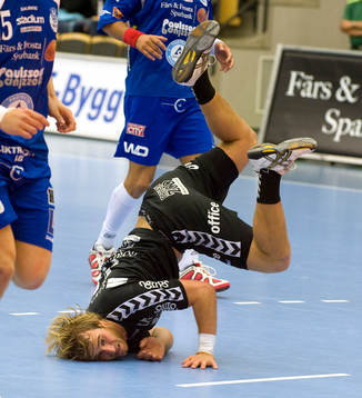 Mathias Tholin, Guif, bjuder på akrobatik