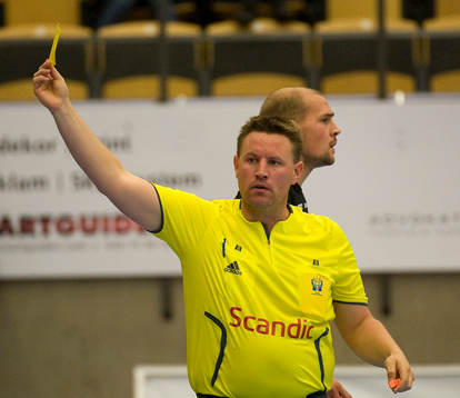 Domare Johan Sonesson, gult kort