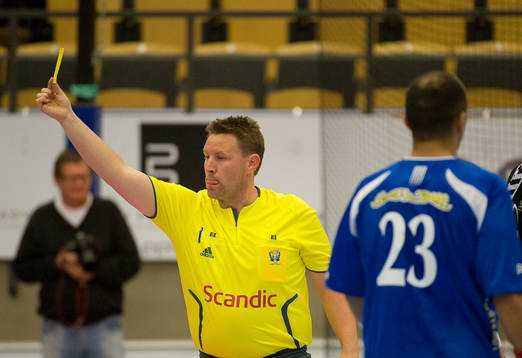 Domare Johan Sonesson visar gult kort