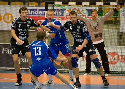 Richard Bland och Jimmy Jansson, Guif, stoppar Daniel
