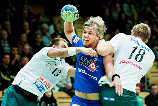 Johan Elf, Skövde, tar sig igenom Hammarby-försvaret