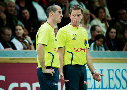 Jasmin Kliko och Mikael Johansson, domare, samtalar