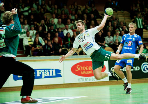 Erik Höglund, Hammarby, skjuter mot Peter Carlsson,