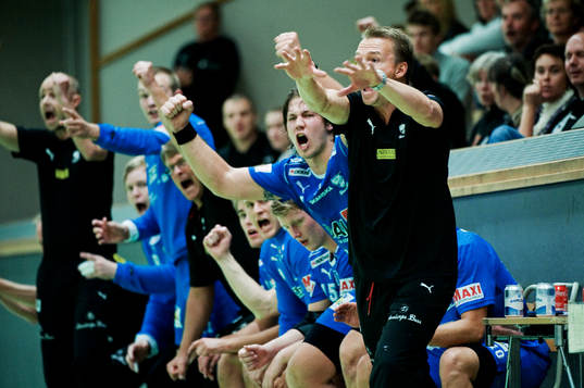 Skövde-spelarna, med tränare Henrik Schneider i spetsen,
