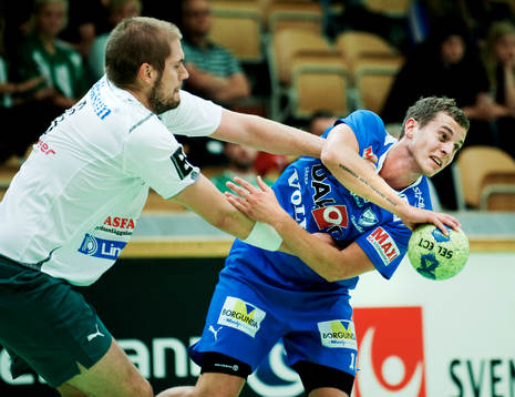 Daniel Båverud, Hammarby, håller i Linus Lake, Skövde