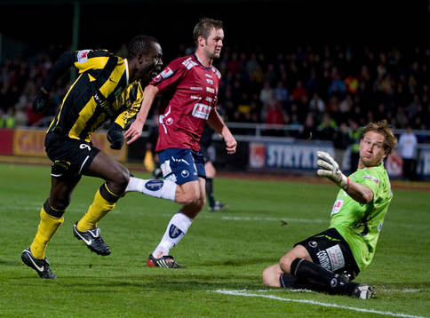 John Chibuike, Häcken, gör 1-0. Bengt Andersson, målvakt