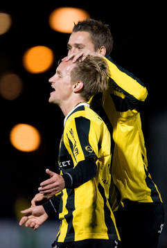 Jonas Bjurström, Häcken, gör 2-0. Jubel. Gratuleras av