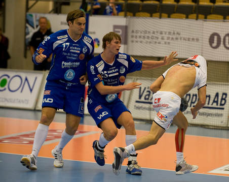Alexander Ekdahl och Johan Brännberg klär av anfallande