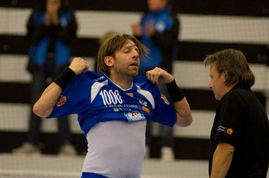 Tomas Axnér, H43, drar på sig tröja nr 1000