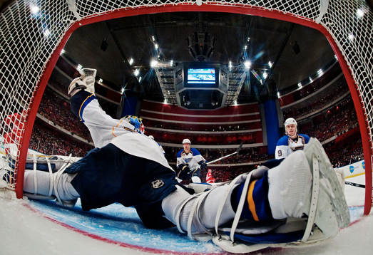 Paul Kariya ser Chris Mason, målvakt, St Louis, rädda ett