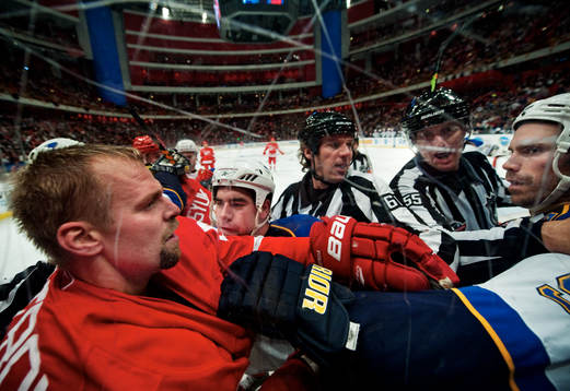 Tomas Holmström, Detroit, bråkar med Roman Polak och