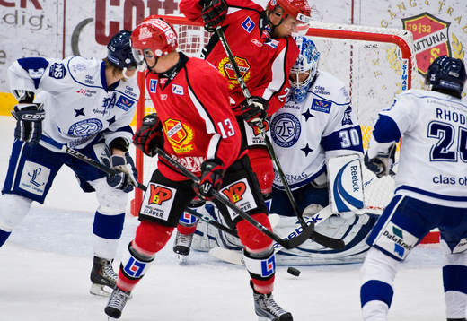 Almtuna pressar på framför Joacim Eriksson, målvakt